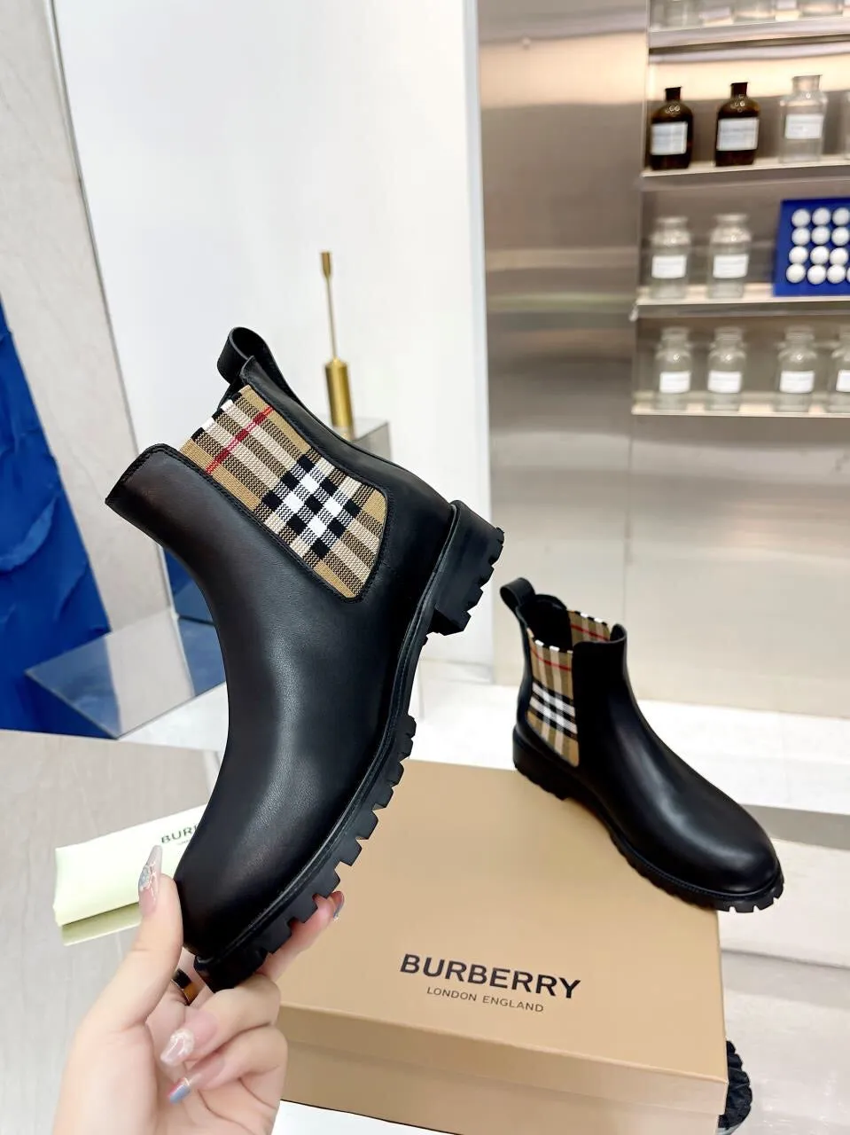 SE1184 Burberry Short Boots / Size4-11