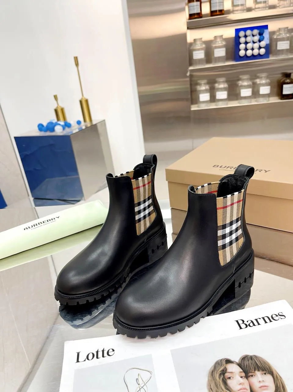 SE1184 Burberry Short Boots / Size4-11