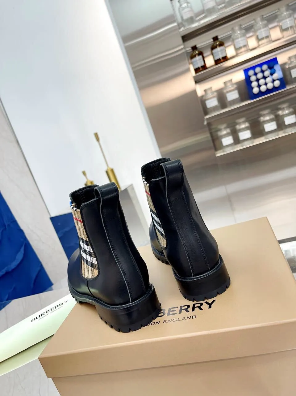 SE1184 Burberry Short Boots / Size4-11