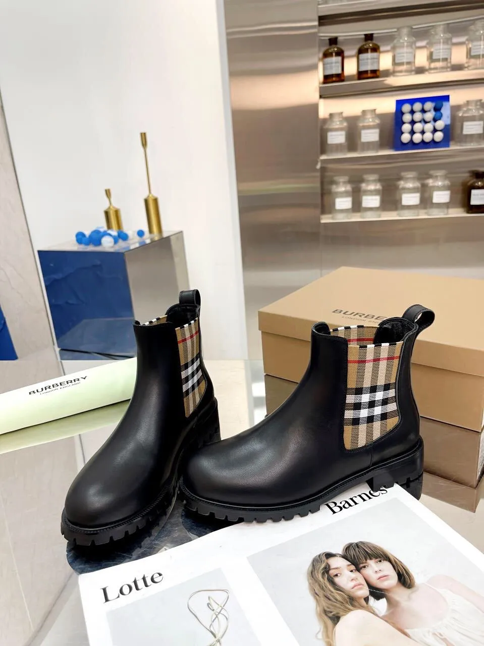 SE1184 Burberry Short Boots / Size4-11